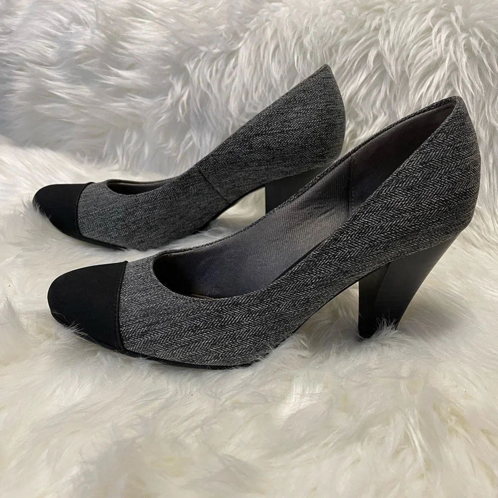 Naturalizer Butler-N Two Toned Black Material Heels, size 8W - Picture 2 of 6